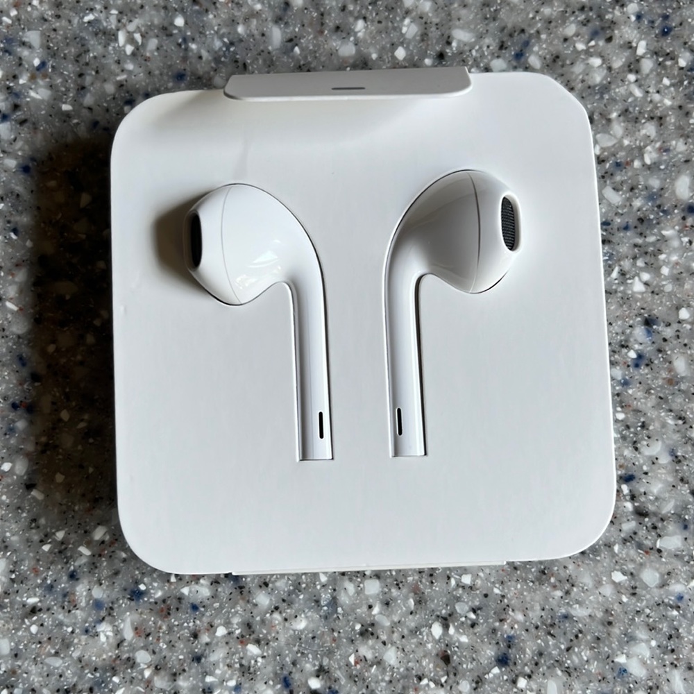 NWT Apple EarPods with lightning connector - Picture 1 of 2